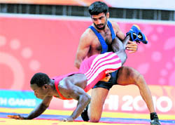 Pakistan's Azhar Hussain (R) competes against Nigeria's Welson Ebikewenimo during the men's 55-kg wrestling gold medal match on Sunday.