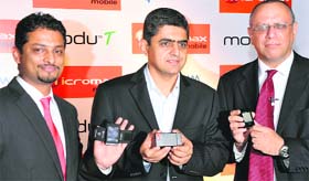 (L to R) Micromax business director Vikas Jain, Qualcomm India country manager (business development) Sandeep Sibal and �Modu� chairman and CEO Dov Moran at the launch of the phone in New Delhi