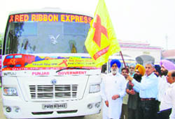 Satish Chandra, Principal Secretary, Health and Family Welfare, Punjab, flagging off the Red Ribbon Express at Railway Station in Patiala 