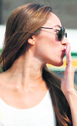 Model Jessica Michibata, girlfriend of McLaren Formula One driver Jenson Button of Britain, blows a kiss at the Korea International Circuit in Yeongam on Thursday.