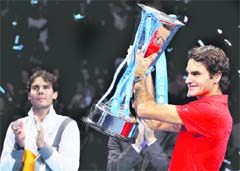 Roger Federer holds his trophy after beating Rafael Nadal in London on Sunday