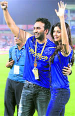 Raj Kundra (L) and Shilpa Shetty