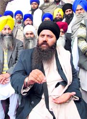 Sant Baljit Singh Daduwal interacts with mediapersons at Gurdwara Jandalisar in Bathinda district on Tuesday.
