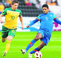 Australia's Harry Kewell (L) challenges India's Anwar during the Asian Cup group C match in Doha