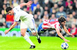 Real Madrid's Xabi Alonso (L) vies with Atletico Madrid's Brazilian defender Filipe (R) during the Copa del Rey (King's Cup) match in Madrid on Thursday.
