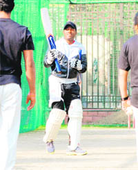 Brian Lara practices with youngsters at the Ferozeshah Kotla Stadium in New Delhi on Tuesday. 