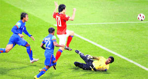 South Korea's Ji Dong-won (C) scores against India as goalkeeper Subrata Paul (R) tries to make a save during their 2011 Asian Cup match in Doha on Tuesday. India lost 1-4.