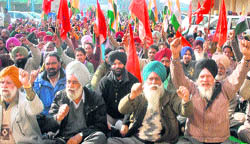 Demanding the regularisation of the services of temporary employees and the revival of the promotion channel, members of the Punjab Roadways Employees Action Committee hold a protest against the state government in Jalandhar