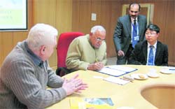 VC Chahal signs an MoU in the presence of registrar RK Arora and Lil-Jin Kim.