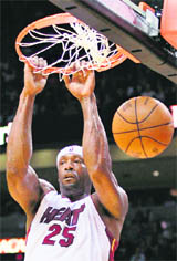 Miami Heat's Erick Dampier (25) dunks against the Indiana Pacers during third quarter NBA basketball action in Miami, Florida