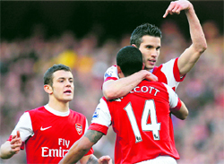 Arsenal�s Robin van Persie (R) celebrates scoring with Theo Walcott and Jack Wilshere (L) on Saturday