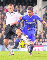 Fulham's Steve Sidwell (L) vies with Chelsea's Frank Lampard in London on Monday.