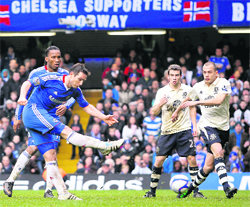 Frank Lampard (L) scores the opening goal during extra-time against Everton in London 