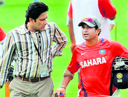 Sachin Tendulkar (R) talks with Anil Kumble at the M. Chinnaswamy Stadium in Bangalore on Thursday. India will face England in Bangalore on Sunday