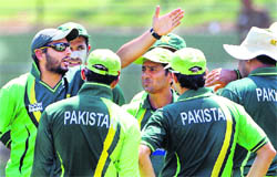 Pakistan captain Shahid Afridi (L) gives a pep talk to members of his team in Pallekele on Monday. 
