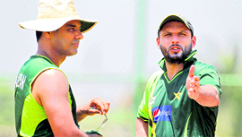 Shahid Afridi (R) talks with coach Waqar Younis during a training session in Colombo on Friday.