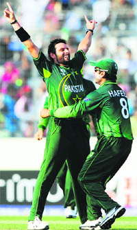 Shahid Afridi (L) celebrates after dismissing Kieron Pollard.