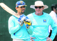 Sri Lanka�s Tillakaratne Dilshan (L) and coach Trevor Bayliss in Colombo