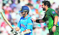 Shahid Afridi (R) jokes with Sachin Tendulkar after he was dropped by Younis Khan.