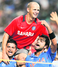 Virat Kohli and Suresh Raina lift coach Gary Kirsten on their shoulders