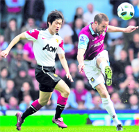 West Ham�s Matthew Upson (R) vies with Manchester United�s Park Ji-Sung (L) at Upton Park, in East London, on Saturday