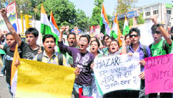 Students of DAV College extend support to Anna Hazare�s crusade against corruption, in Jalandhar