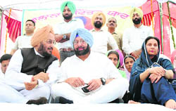 Amarinder Singh, former minister Lal Singh (left) and Preneet Kaur at the death anniversary of Hardial Singh Rajla at Samana
