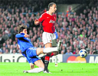 Chelsea's Fernando Torres (L) vies with Manchester United's Rio Ferdinand during their UEFA Champions League quarter-final first-leg match in London, on Wednesday. Manchester United won 1-0.
