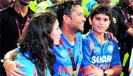 Sachin Tendulkar with his son Arjun (R) and daughter Sara (L) in Mumbai.