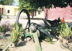 The antique canon with broken wheels lying on the main gate of Anglo-Sikh War museum. 
