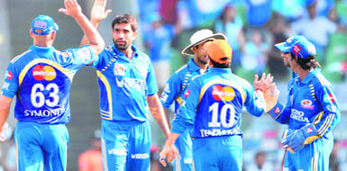 Mumbai Indians� Munaf Patel (2L) celebrates with teammates after dismissing Pune Warriors� Yuvraj Singh at the Wankhede stadium in Mumbai