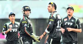 Pune Warriors captain Yuvraj Singh (C) wicketkeeper Robin Uthappa (L) and Jesse Ryder