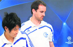 Schalke's defenders Christoph Metzelder (R) and Atsuto Uchida at a press conference in Gelsenkirchen, western Germany on Monday.