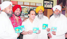 Pakistani ghazal maestro Ghulam Ali (2nd from right) during a music release function in Amritsar