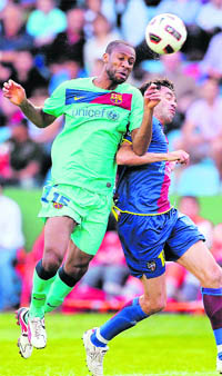 Barcelona's Seydou Keita (L) heads the ball and scores against Levante's Rodriguez Venta during the Spanish league match in Valencia
