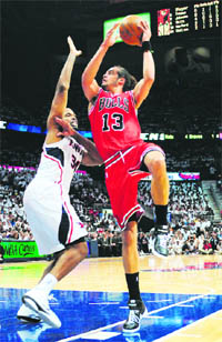 Chicago Bulls' Joakim Noah (13) shoots over Hawks' Jason Collins in Atlanta on Thursday. 