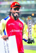 RCB�s Chris Gayle with his Golden Player of IPL-4 trophy