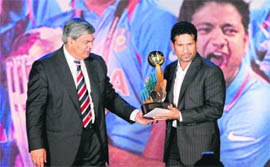 Sachin Tendulkar (R) receiving the Poly Umrigar Award from BCCI president Shashank Manohar. 