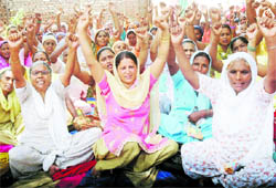 Mulazim Manch activists at a protest in Amritsar on Tuesday