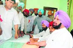 PPCC chief Amarinder Singh meets party workers in Amritsar 