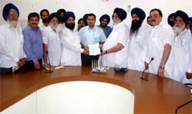 Irrigation Minister Janmeja Singh Sekhon and MP Sher Singh Ghubaya submitting a memorandum to Ferozepur Deputy Commissioner.