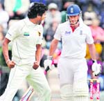 Chanaka Welegedera of Sri Lanka (L) celebrates the wicket of England�s captain Andrew Strauss in Southampton