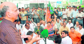Shanta Kumar, incharge of BJP�s Punjab affairs, addresses a dharna against petro price hike in Jalandhar on Saturday.