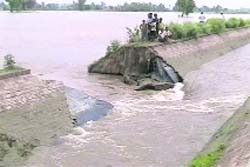 A breach in the Mamdot distributary of the Eastern canal in the Mamdot area