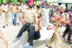 Policemen arrest protesting unemployed teachers in Bathinda