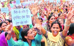 Members of the Democratic Mid-Day Meal Cook Front, Punjab, during a protest and (right) one of the members hangs the memorandum on a tree after failing to meet the OSD to the CM, at Mohali 