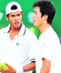 Somdev Devvarman (L) and Kei Nishikori lost 3-6, 4-6, 6-7 (5) to Michael Llodra and Nenad Zimonjic.