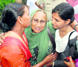 Dalbir Kaur with Sarabjit's wife and daughter at Attari. 