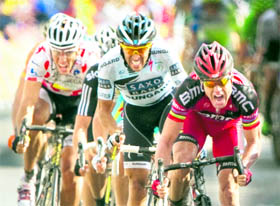 Stage winner, Australia's Cadel Evans (R) sprints on the finish line ahead of Spain's Alberto Contador (C) during the 172.5 km fourth stage of Tour de France on Tuesday.