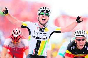 Britain's Mark Cavendish (C) celebrates on the finish line as he wins the 164.5 km fifth stage of Tour de France on Wednesday.